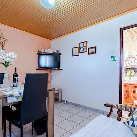 2 Bedroom Cozy In * Вела-Лука